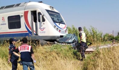 İzmir’de trenin hemzemin geçitte çarptığı araçtaki 3 kişi öldü