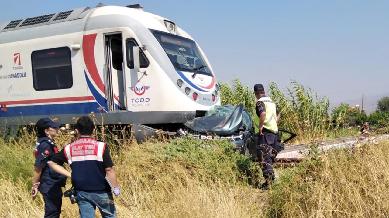 İzmir’de trenin hemzemin geçitte çarptığı araçtaki 3 kişi öldü