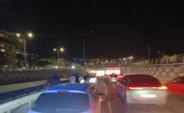 İzmir’in Mustafa Kemal Sahil Bulvarı’nda trafik kazası meydana geldi.