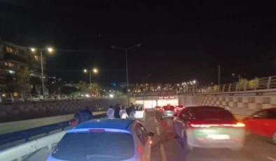 İzmir’in Mustafa Kemal Sahil Bulvarı’nda trafik kazası meydana geldi.