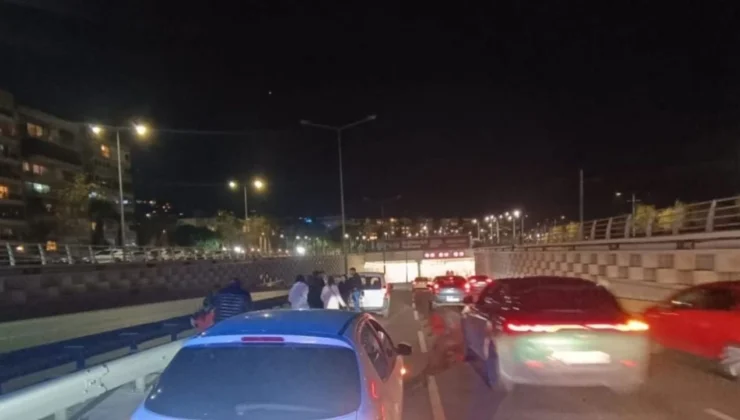 İzmir’in Mustafa Kemal Sahil Bulvarı’nda trafik kazası meydana geldi.