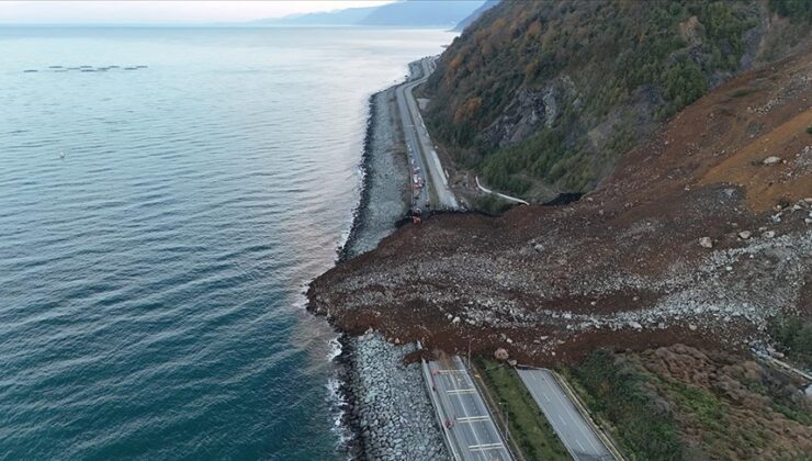 Artvin’de heyelan sonucu Karadeniz Sahil Yolu ulaşıma kapandı