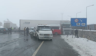 Bitlis’te 20 araç birbirine girdi: 33 yaralı