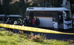 İzmir’de öğrenci servisi TIR’a çarptı: 1 ölü, 1 yaralı.