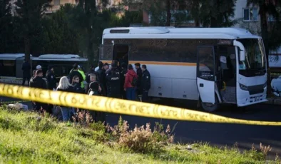 İzmir’de öğrenci servisi TIR’a çarptı: 1 ölü, 1 yaralı.